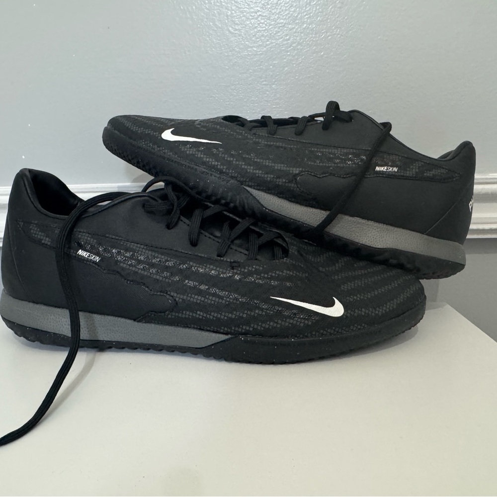 Nike Men's Black and Gray Athletic Shoes (new w/out tags, never worn)
